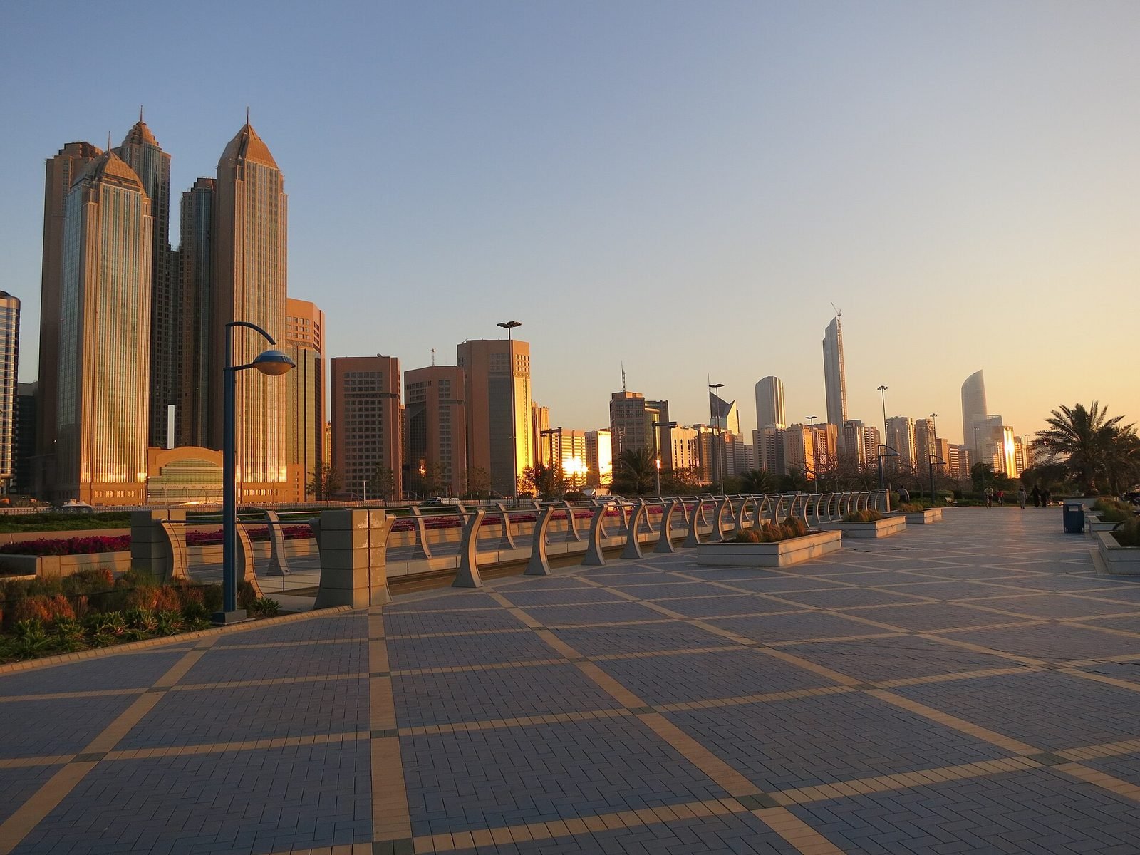 أفق مدينة أبوظبي من الكورنيش