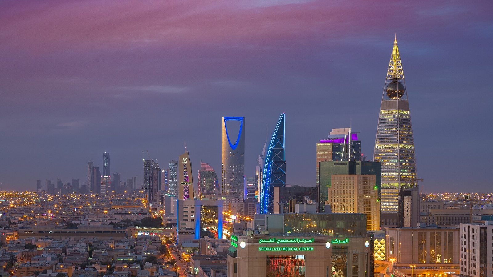 أفق مدينة الرياض ليلًا